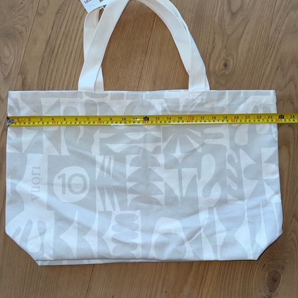 Vuori - White and Gray Patterned Tote Bag - Picture 4 of 8
